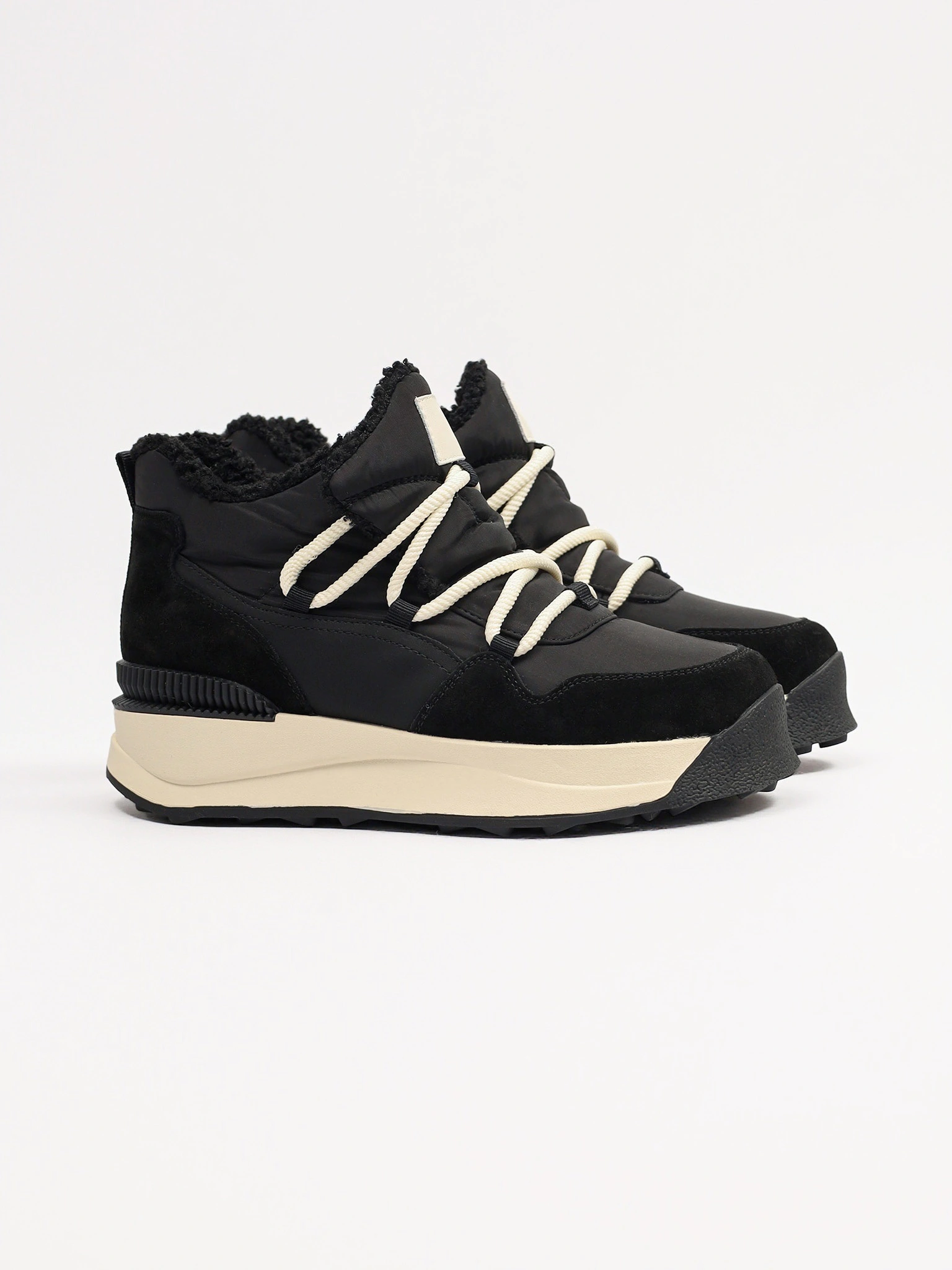 Ботинки комбинированные черного цвета на контрастной средней подошве